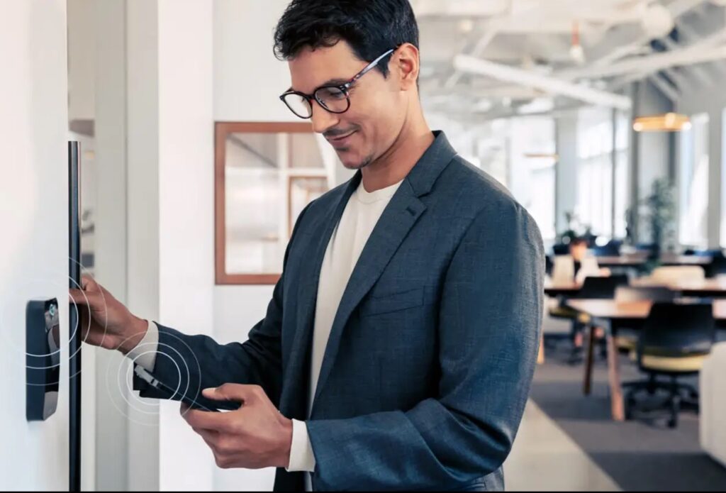 Brivo-covek-telefon-i-citac-1024x695