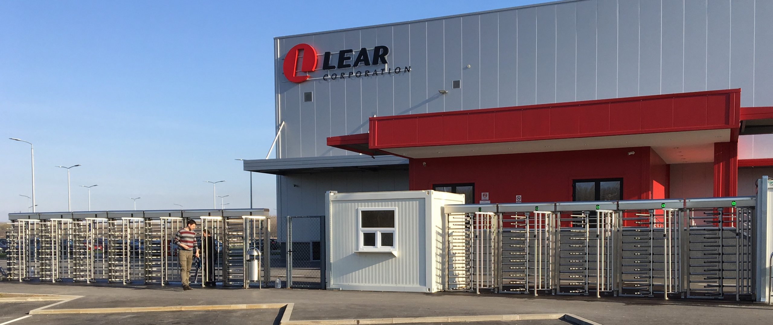 T2500D-3-Arm-više-u-nizu-12-kom-LEAR-sa-firmom-i-2-čoveka