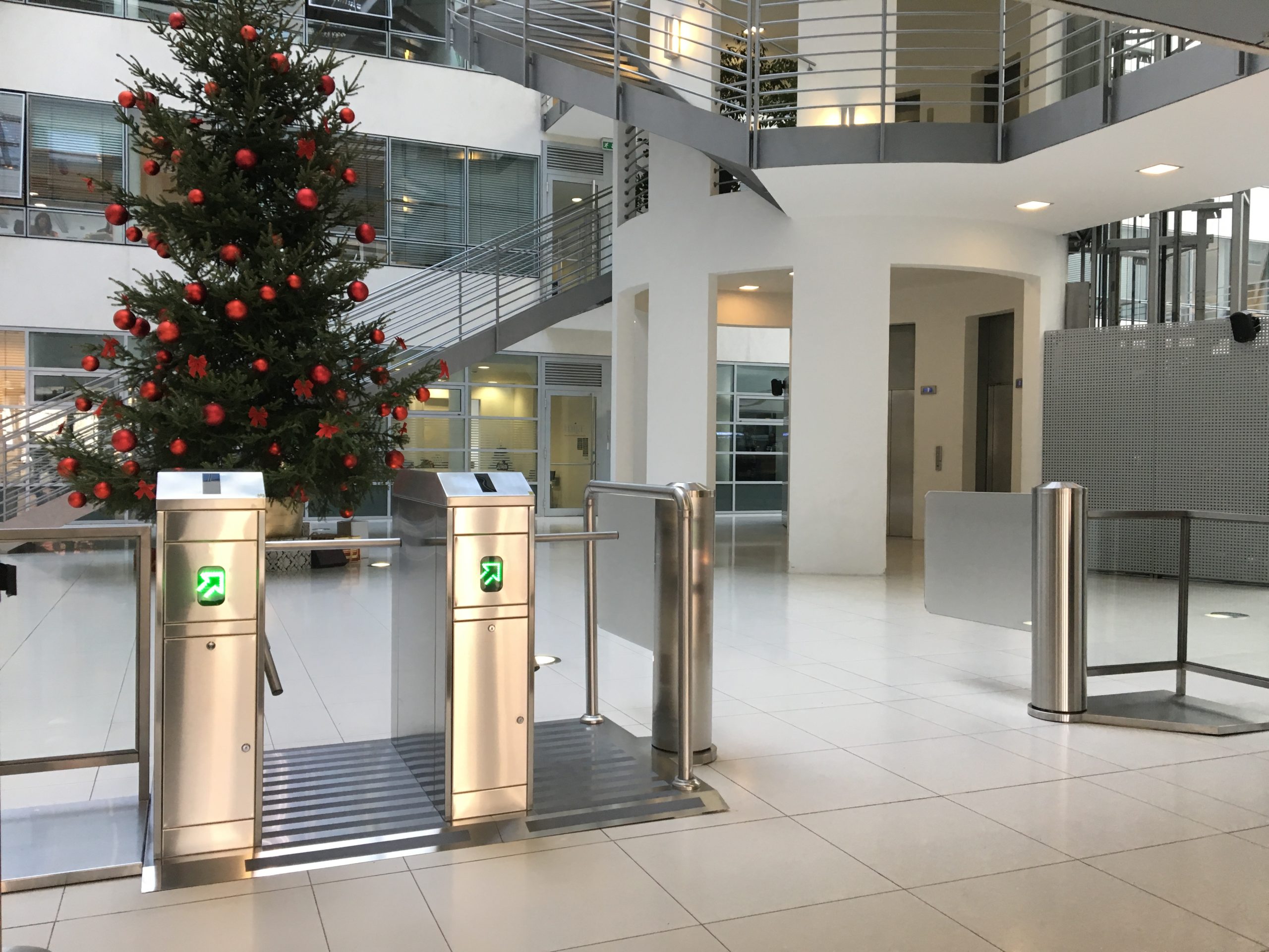 T281-T230-u-Atrium-u-spolja-otvorene-kapije